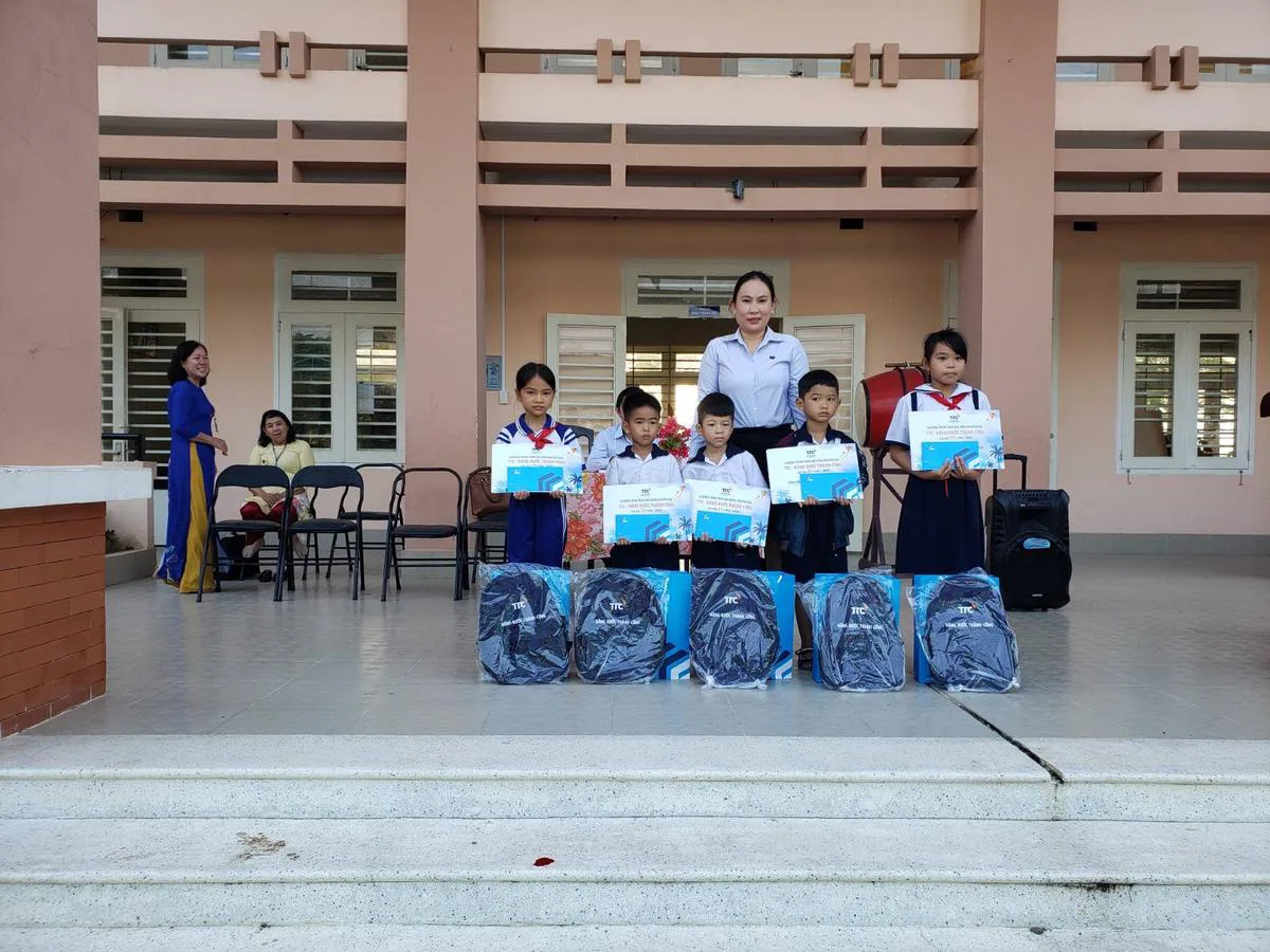 Chương trình trao học bổng khuyến học “TTC - Nâng bước thành công” - Công Ty CP Khu Công Nghiệp Thành Thành Công (TTC IZ)