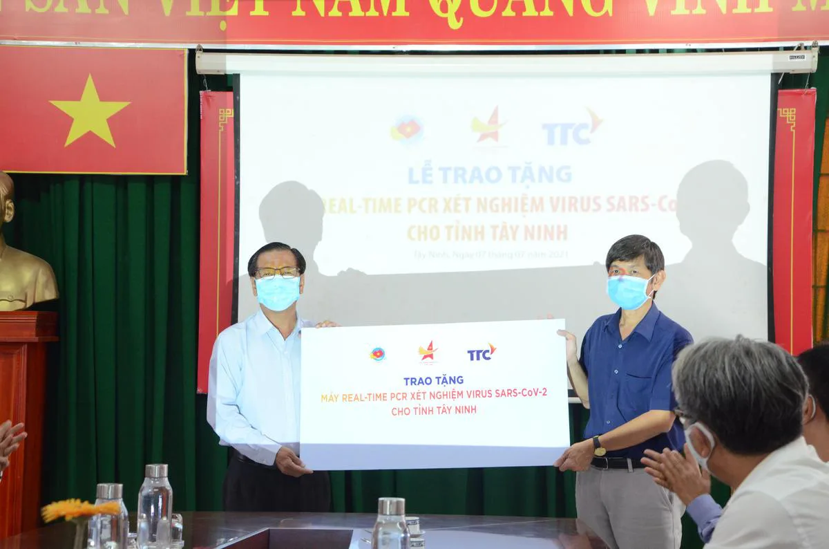 Hội Doanh nhân trẻ Việt Nam và Công ty Cổ phần Khu công nghiệp Thành Thành Công (thành viên Tập đoàn TTC) tặng hệ thống máy Realtime-PCR xét nghiệm SARS-CoV-2 cho tỉnh Tây Ninh