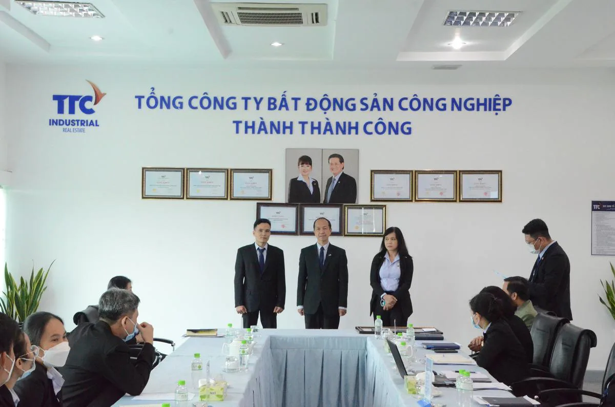 Ông Nguyễn Thành Chương – Tổng Giám đốc Tổng Công ty Bất động sản Công nghiệp Thành Thành Công đã trao Thư biểu dương cho đại diện Công ty Cổ phần Mía đường Tây Ninh (TaniSugar)