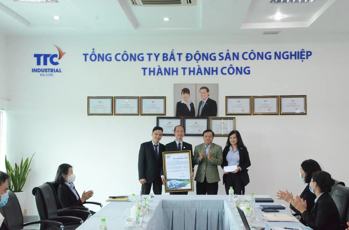 Ông Nguyễn Thành Chương – Tổng Giám đốc Tổng Công ty Bất động sản Công nghiệp Thành Thành Công đã trao Thư biểu dương cho đại diện Công ty Cổ phần Mía đường Tây Ninh (TaniSugar) - Công Ty CP Khu Công Nghiệp Thành Thành Công (TTC IZ)