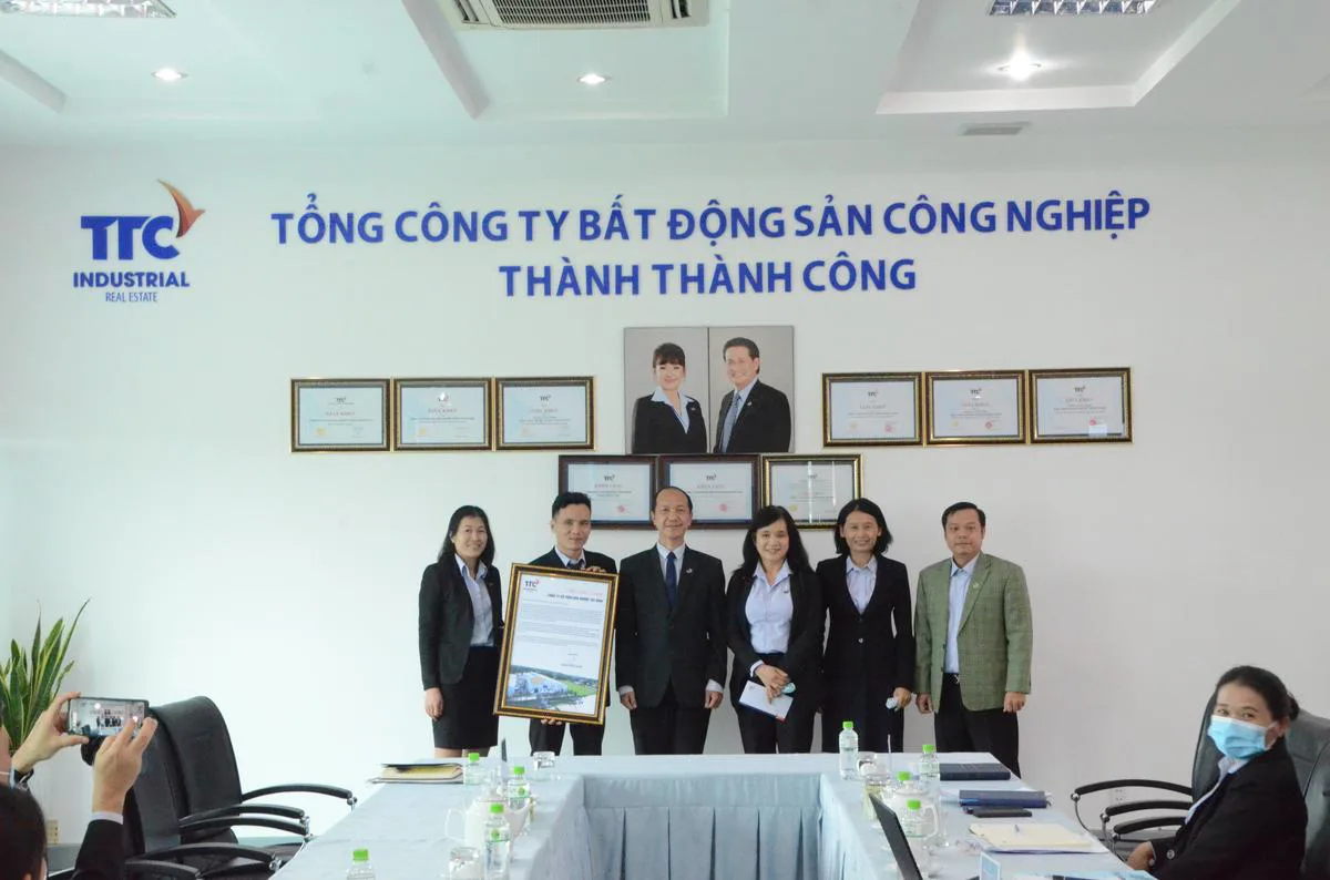 Ông Nguyễn Thành Chương – Tổng Giám đốc Tổng Công ty Bất động sản Công nghiệp Thành Thành Công đã trao Thư biểu dương cho đại diện Công ty Cổ phần Mía đường Tây Ninh (TaniSugar) - Công Ty CP Khu Công Nghiệp Thành Thành Công (TTC IZ)