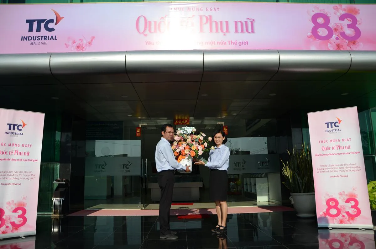 Tổng Công ty Bất động sản Công nghiệp Thành Thành Công đã tổ chức tặng hoa “Chúc mừng ngày Quốc tế Phụ nữ 8.3” năm 2022