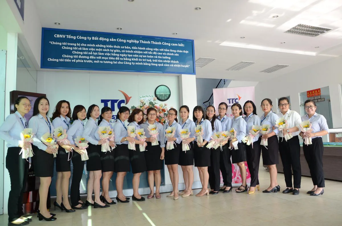 Tổng Công ty Bất động sản Công nghiệp Thành Thành Công đã tổ chức tặng hoa “Chúc mừng ngày Quốc tế Phụ nữ 8.3” năm 2022 - Công Ty CP Khu Công Nghiệp Thành Thành Công (TTC IZ)
