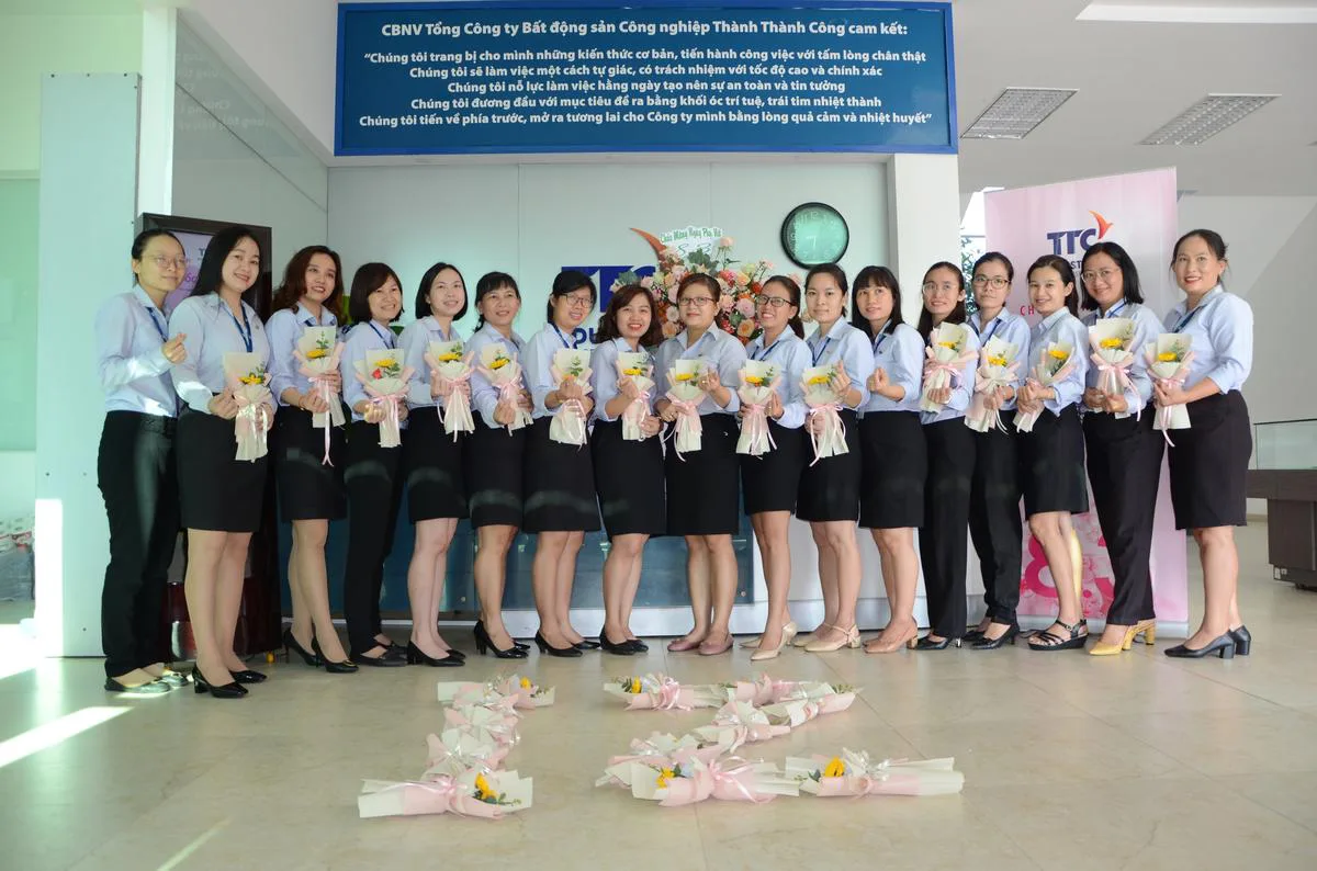 Tổng Công ty Bất động sản Công nghiệp Thành Thành Công đã tổ chức tặng hoa “Chúc mừng ngày Quốc tế Phụ nữ 8.3” năm 2022 - Công Ty CP Khu Công Nghiệp Thành Thành Công (TTC IZ)