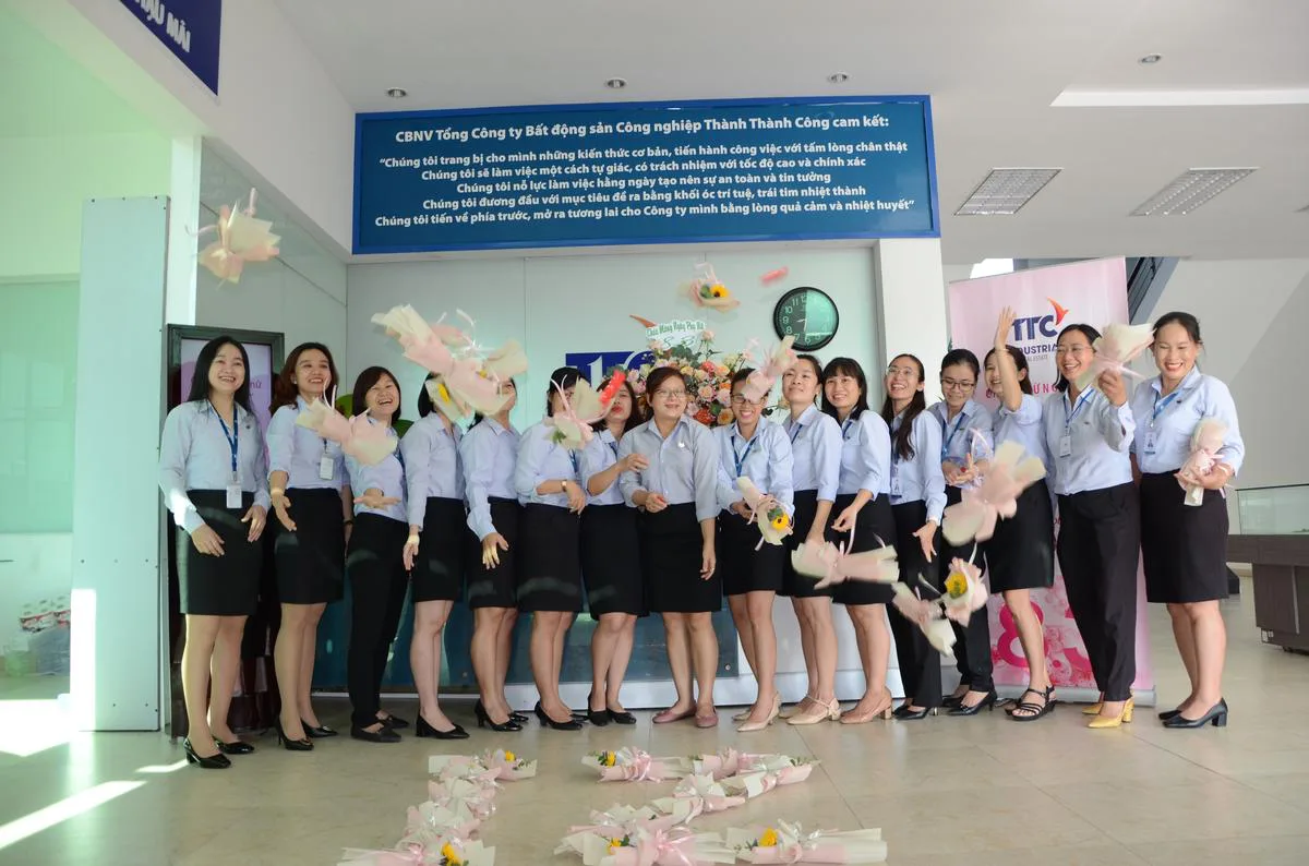 Tổng Công ty Bất động sản Công nghiệp Thành Thành Công đã tổ chức tặng hoa “Chúc mừng ngày Quốc tế Phụ nữ 8.3” năm 2022 - Công Ty CP Khu Công Nghiệp Thành Thành Công (TTC IZ)