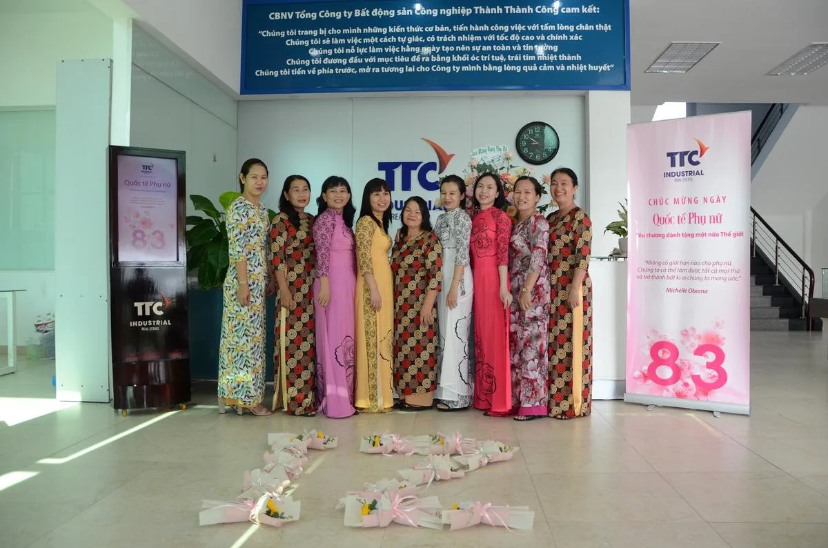 Tổng Công ty Bất động sản Công nghiệp Thành Thành Công đã tổ chức tặng hoa “Chúc mừng ngày Quốc tế Phụ nữ 8.3” năm 2022 - Công Ty CP Khu Công Nghiệp Thành Thành Công (TTC IZ)