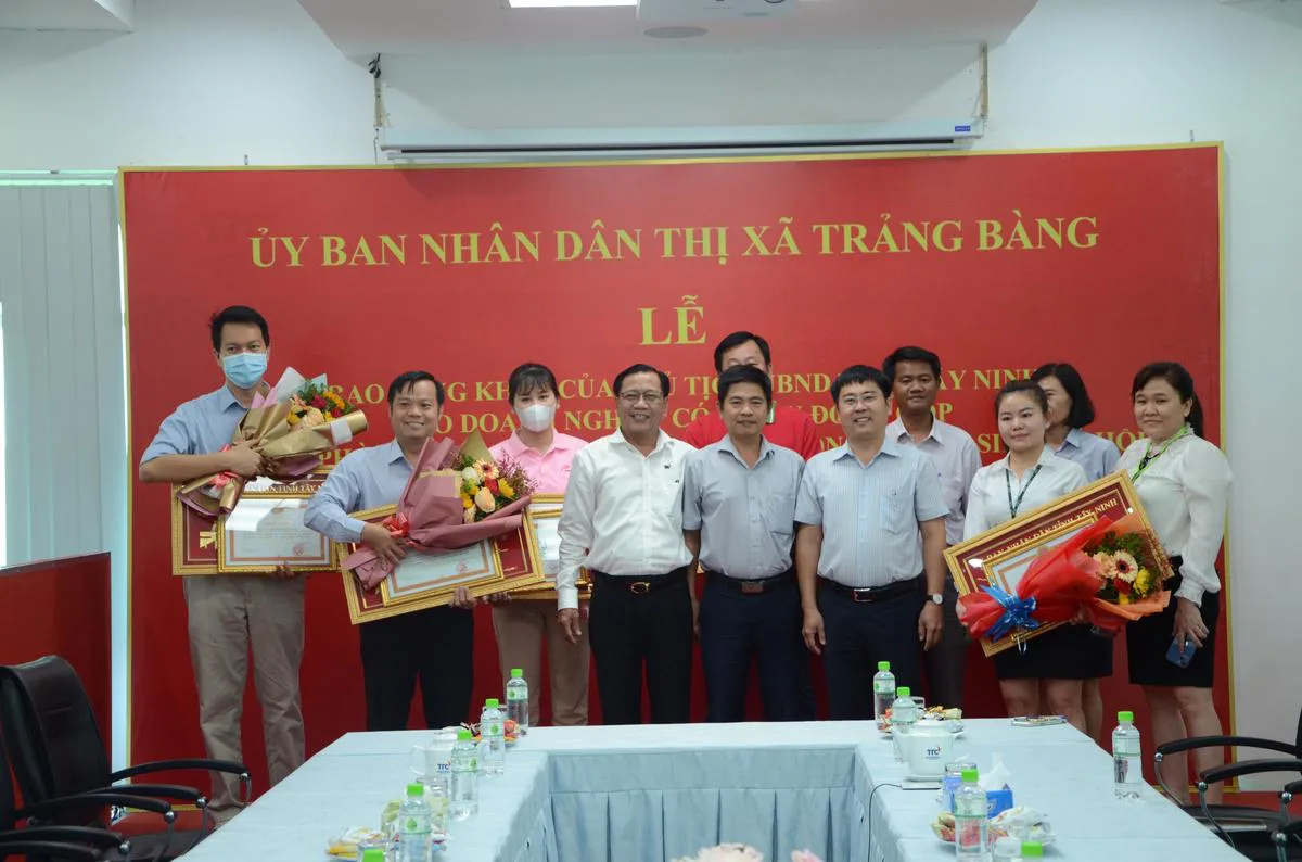 UBND Thị xã Trảng Bàng đã tổ chức Lễ trao Bằng khen của Chủ tịch UBND tỉnh Tây Ninh - Công Ty CP Khu Công Nghiệp Thành Thành Công (TTC IZ)