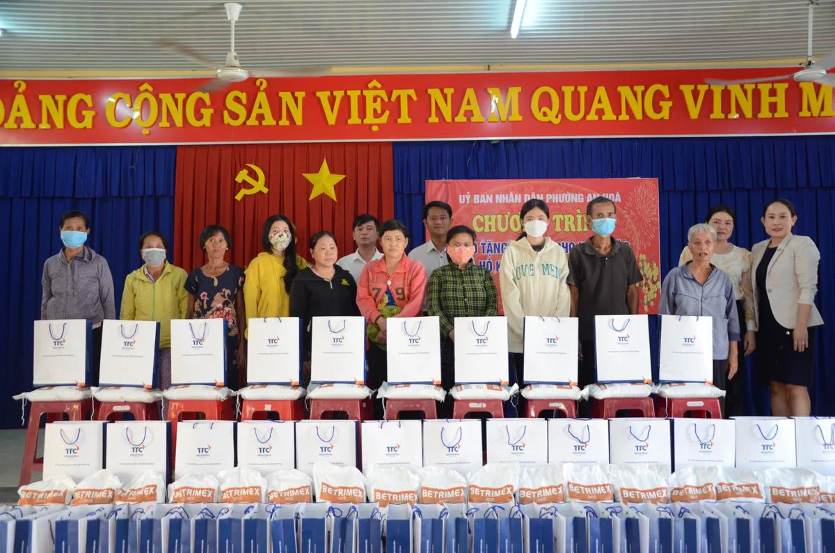 Tổng Công ty BĐS Công nghiệp Thành Thành Công tổ chức trao tặng quà Tết cho các hộ nghèo, hộ có hoàn cảnh khó khăn tại địa phương.