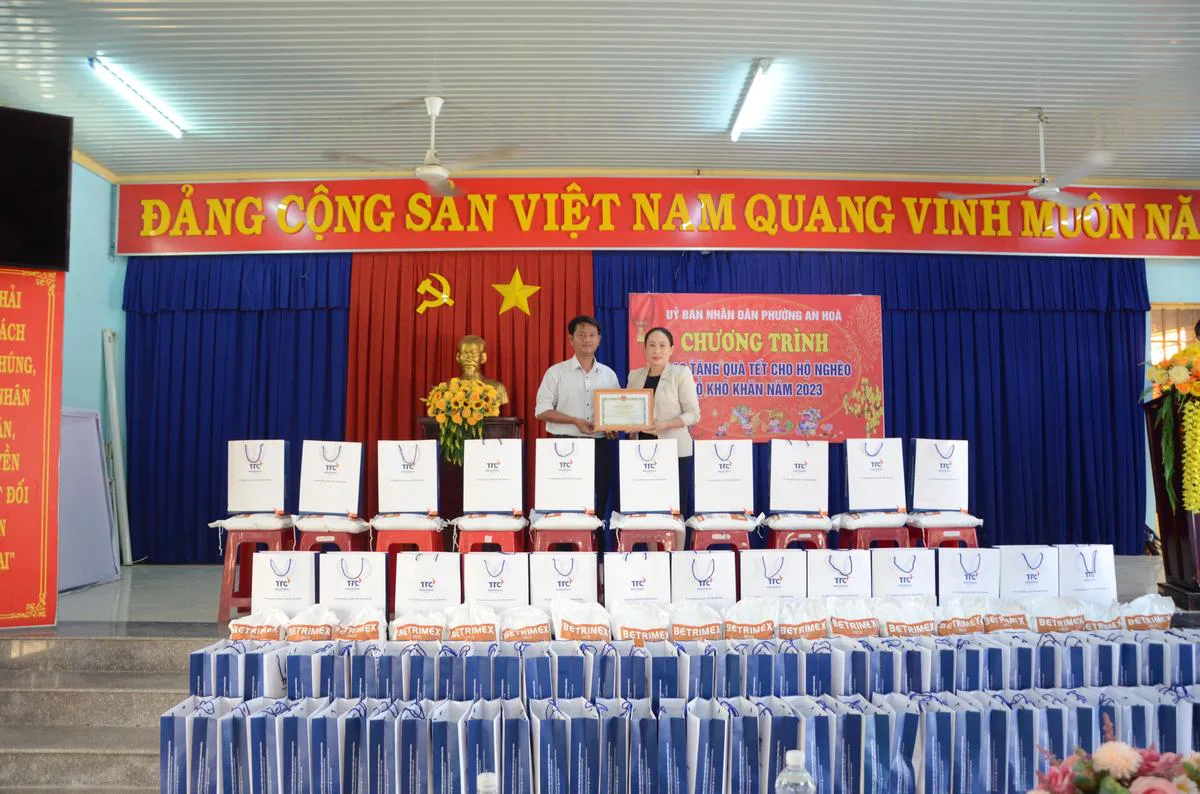 Tổng Công ty BĐS Công nghiệp Thành Thành Công tổ chức trao tặng quà Tết cho các hộ nghèo, hộ có hoàn cảnh khó khăn tại địa phương. - Công Ty CP Khu Công Nghiệp Thành Thành Công (TTC IZ)