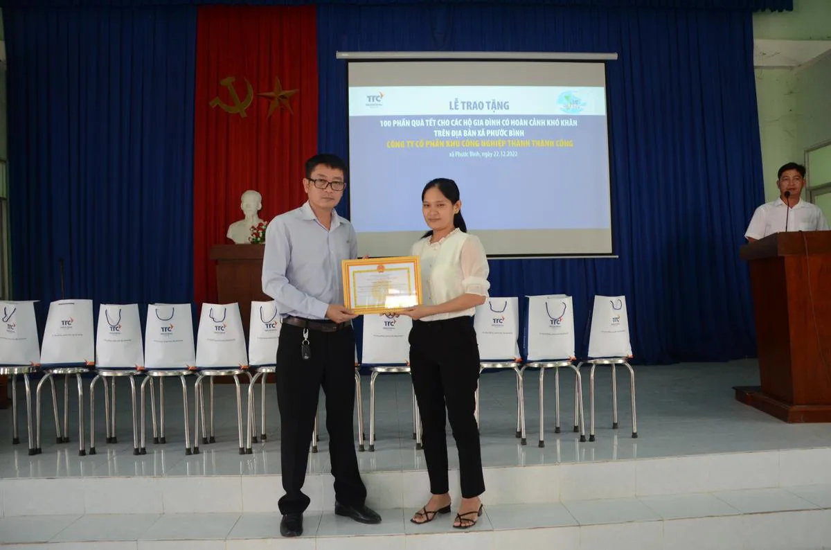 Tổng Công ty BĐS Công nghiệp Thành Thành Công tổ chức trao tặng quà Tết cho các hộ nghèo, hộ có hoàn cảnh khó khăn tại địa phương. - Công Ty CP Khu Công Nghiệp Thành Thành Công (TTC IZ)