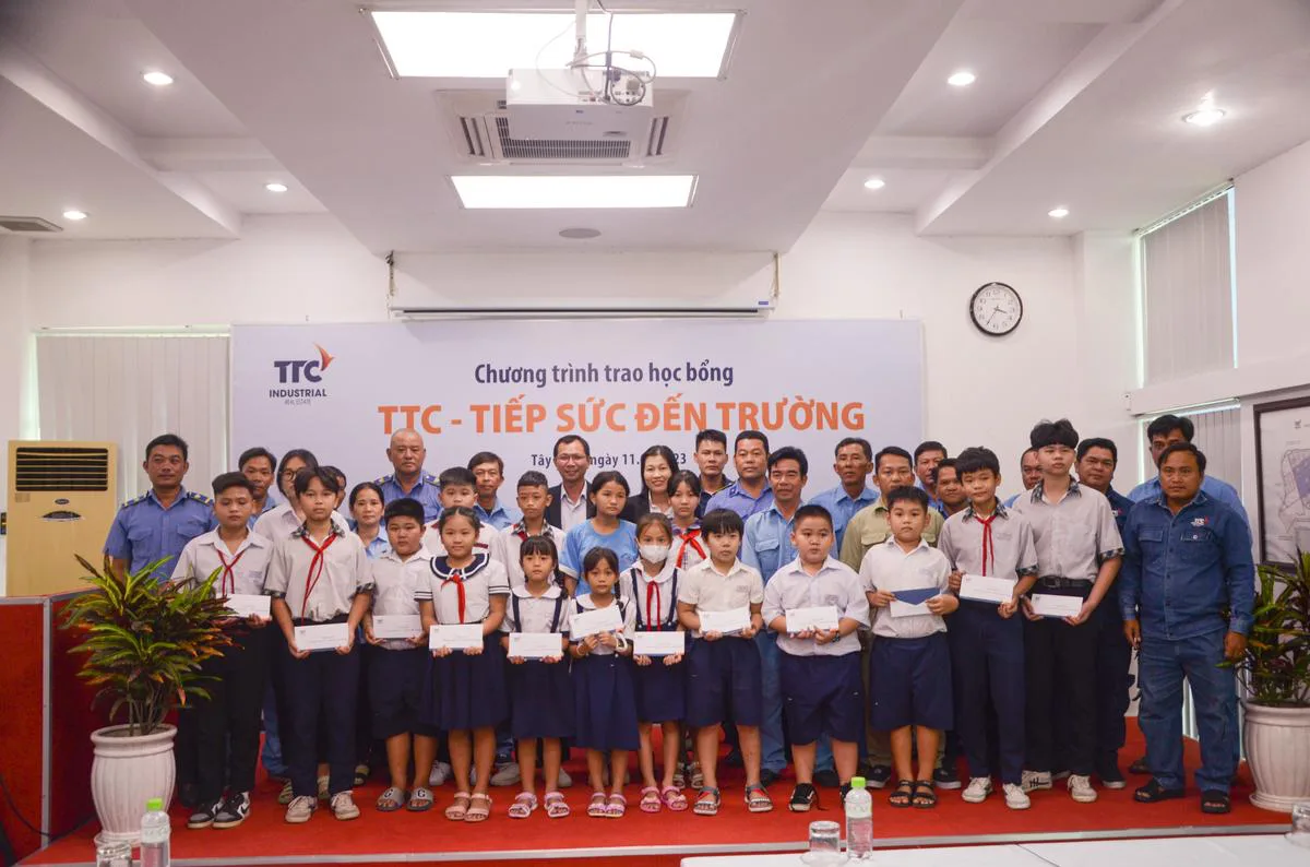 Tổng Công ty BĐS Công nghiệp Thành Thành Công (TCT) tổ chức Lễ trao học bổng “TTC – Tiếp sức đến trường” cho các em học sinh là con em CBNV vượt khó học giỏi trên địa bàn tỉnh Tây Ninh.