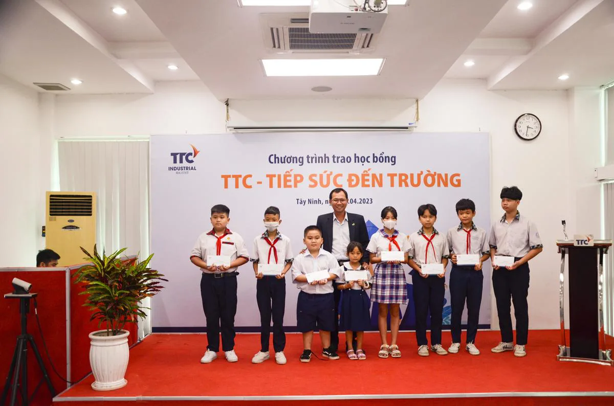 Tổng Công ty BĐS Công nghiệp Thành Thành Công (TCT) tổ chức Lễ trao học bổng “TTC – Tiếp sức đến trường” cho các em học sinh là con em CBNV vượt khó học giỏi trên địa bàn tỉnh Tây Ninh. - Công Ty CP Khu Công Nghiệp Thành Thành Công (TTC IZ) Tổng Công ty BĐS Công nghiệp Thành Thành Công (TCT) tổ chức Lễ trao học bổng “TTC – Tiếp sức đến trường” cho các em học sinh là con em CBNV vượt khó học giỏi trên địa bàn tỉnh Tây Ninh. - Công Ty CP Khu Công Nghiệp Thành Thành Công (TTC IZ)