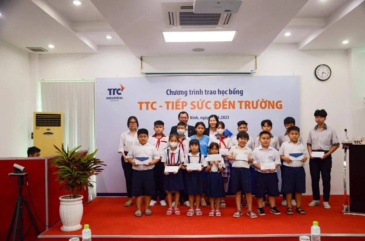 Tổng Công ty BĐS Công nghiệp Thành Thành Công (TCT) tổ chức Lễ trao học bổng “TTC – Tiếp sức đến trường” cho các em học sinh là con em CBNV vượt khó học giỏi trên địa bàn tỉnh Tây Ninh. - Công Ty CP Khu Công Nghiệp Thành Thành Công (TTC IZ) Tổng Công ty BĐS Công nghiệp Thành Thành Công (TCT) tổ chức Lễ trao học bổng “TTC – Tiếp sức đến trường” cho các em học sinh là con em CBNV vượt khó học giỏi trên địa bàn tỉnh Tây Ninh. - Công Ty CP Khu Công Nghiệp Thành Thành Công (TTC IZ)