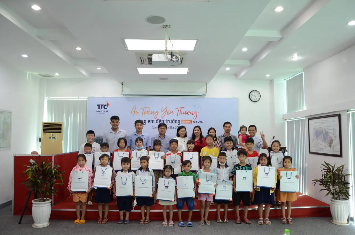 Tổng Công ty BĐS Công nghiệp Thành Thành Công đã tổ chức trao tặng quà cho các em học sinh có hoàn cảnh khó khăn thuộc Trường TH Vàm Trảng.
