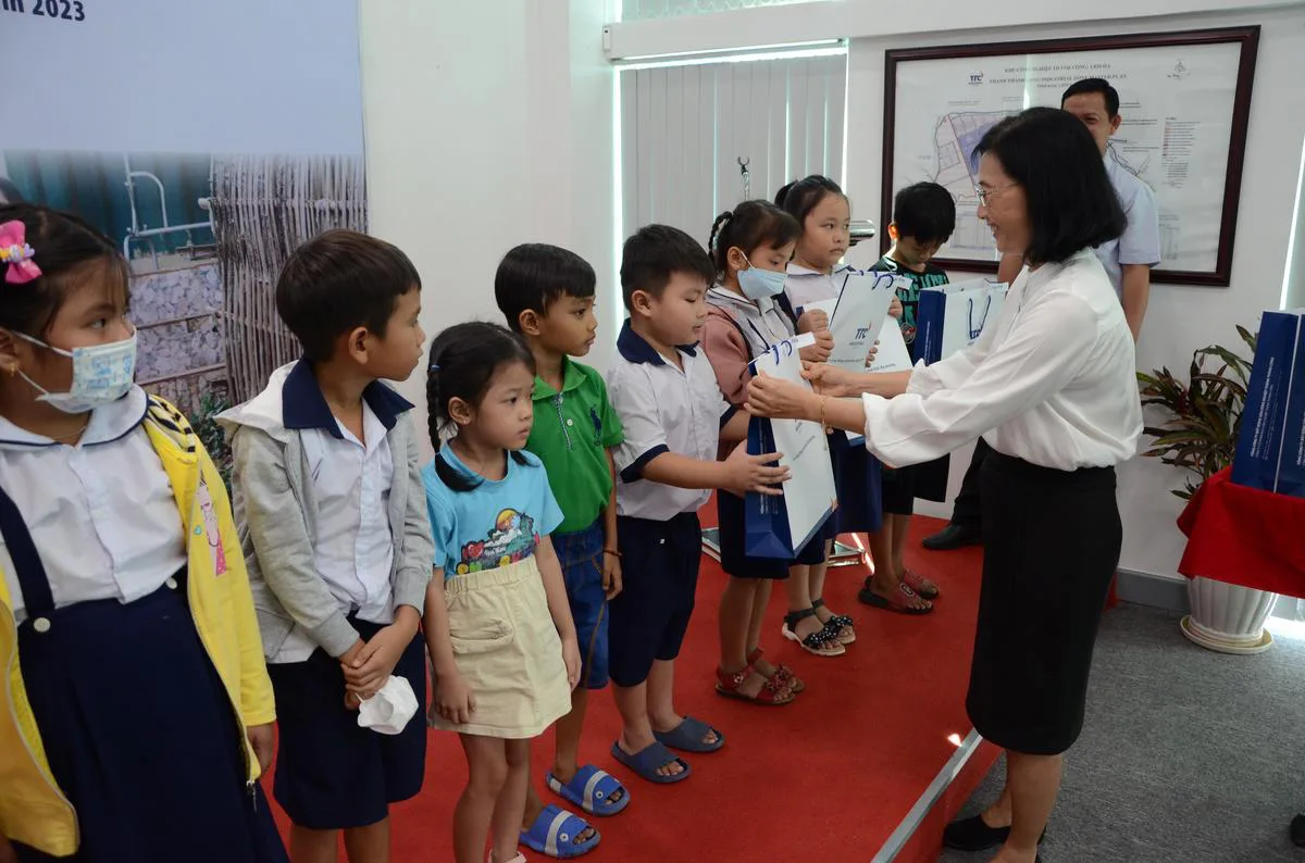 Tổng Công ty BĐS Công nghiệp Thành Thành Công đã tổ chức trao tặng quà cho các em học sinh có hoàn cảnh khó khăn thuộc Trường TH Vàm Trảng. - Công Ty CP Khu Công Nghiệp Thành Thành Công (TTC IZ) Tổng Công ty BĐS Công nghiệp Thành Thành Công đã tổ chức trao tặng quà cho các em học sinh có hoàn cảnh khó khăn thuộc Trường TH Vàm Trảng. - Công Ty CP Khu Công Nghiệp Thành Thành Công (TTC IZ)