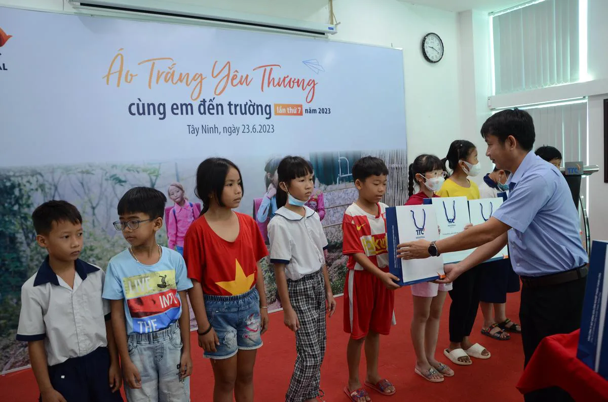 Tổng Công ty BĐS Công nghiệp Thành Thành Công đã tổ chức trao tặng quà cho các em học sinh có hoàn cảnh khó khăn thuộc Trường TH Vàm Trảng. - Công Ty CP Khu Công Nghiệp Thành Thành Công (TTC IZ) Tổng Công ty BĐS Công nghiệp Thành Thành Công đã tổ chức trao tặng quà cho các em học sinh có hoàn cảnh khó khăn thuộc Trường TH Vàm Trảng. - Công Ty CP Khu Công Nghiệp Thành Thành Công (TTC IZ)