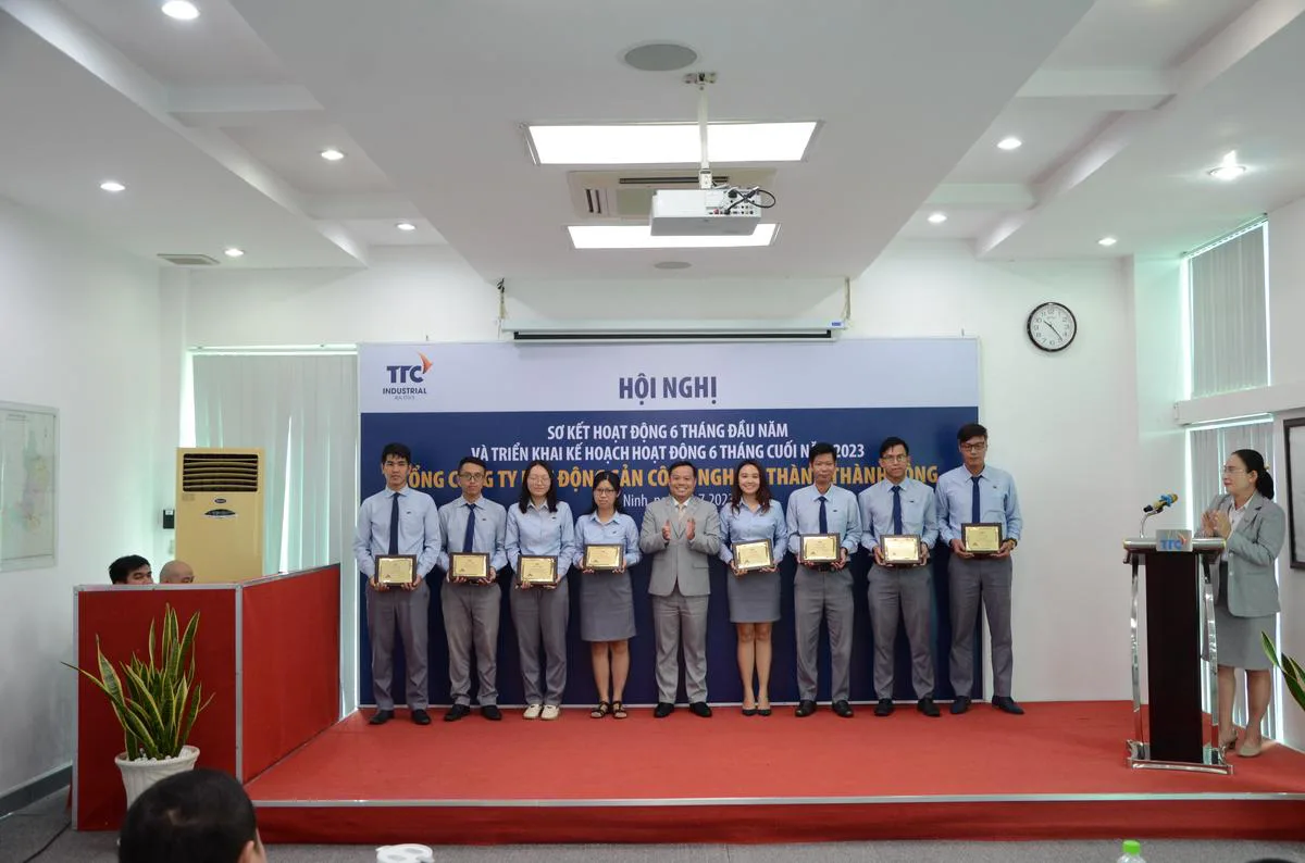 HỘI NGHỊ SƠ KẾT HOẠT ĐỘNG 6 THÁNG ĐẦU NĂM VÀ TRIỂN KHAI KẾ HOẠCH 6 THÁNG CUỐI NĂM 2023 CỦA TỔNG CÔNG TY BĐS CÔNG NGHIỆP THÀNH THÀNH CÔNG. - Công Ty CP Khu Công Nghiệp Thành Thành Công (TTC IZ)