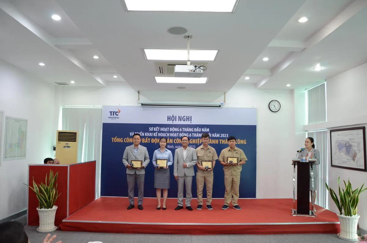 HỘI NGHỊ SƠ KẾT HOẠT ĐỘNG 6 THÁNG ĐẦU NĂM VÀ TRIỂN KHAI KẾ HOẠCH 6 THÁNG CUỐI NĂM 2023 CỦA TỔNG CÔNG TY BĐS CÔNG NGHIỆP THÀNH THÀNH CÔNG. - Công Ty CP Khu Công Nghiệp Thành Thành Công (TTC IZ)