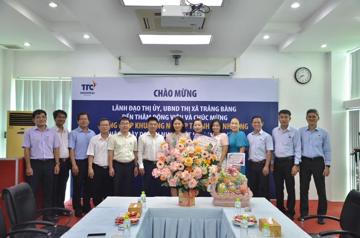 LÃNH ĐẠO THỊ XÃ TRẢNG BÀNG ĐẾN THĂM VÀ CHÚC MỪNG CÔNG TY CP KHU CÔNG NGHIỆP THÀNH THÀNH CÔNG NHÂN NGÀY DOANH NHÂN VIỆT NAM (13/10/2023)