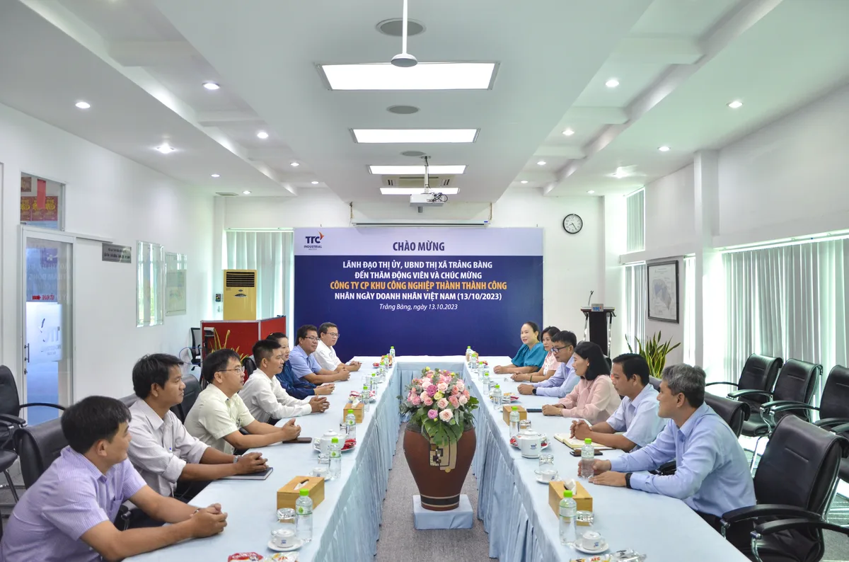 LÃNH ĐẠO THỊ XÃ TRẢNG BÀNG ĐẾN THĂM VÀ CHÚC MỪNG CÔNG TY CP KHU CÔNG NGHIỆP THÀNH THÀNH CÔNG NHÂN NGÀY DOANH NHÂN VIỆT NAM (13/10/2023) - Công Ty CP Khu Công Nghiệp Thành Thành Công (TTC IZ)