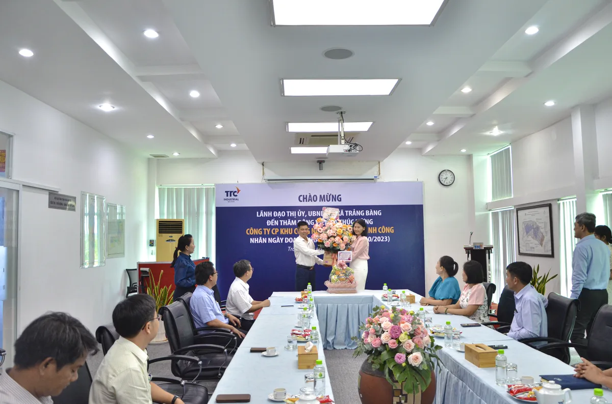 LÃNH ĐẠO THỊ XÃ TRẢNG BÀNG ĐẾN THĂM VÀ CHÚC MỪNG CÔNG TY CP KHU CÔNG NGHIỆP THÀNH THÀNH CÔNG NHÂN NGÀY DOANH NHÂN VIỆT NAM (13/10/2023) - Công Ty CP Khu Công Nghiệp Thành Thành Công (TTC IZ)