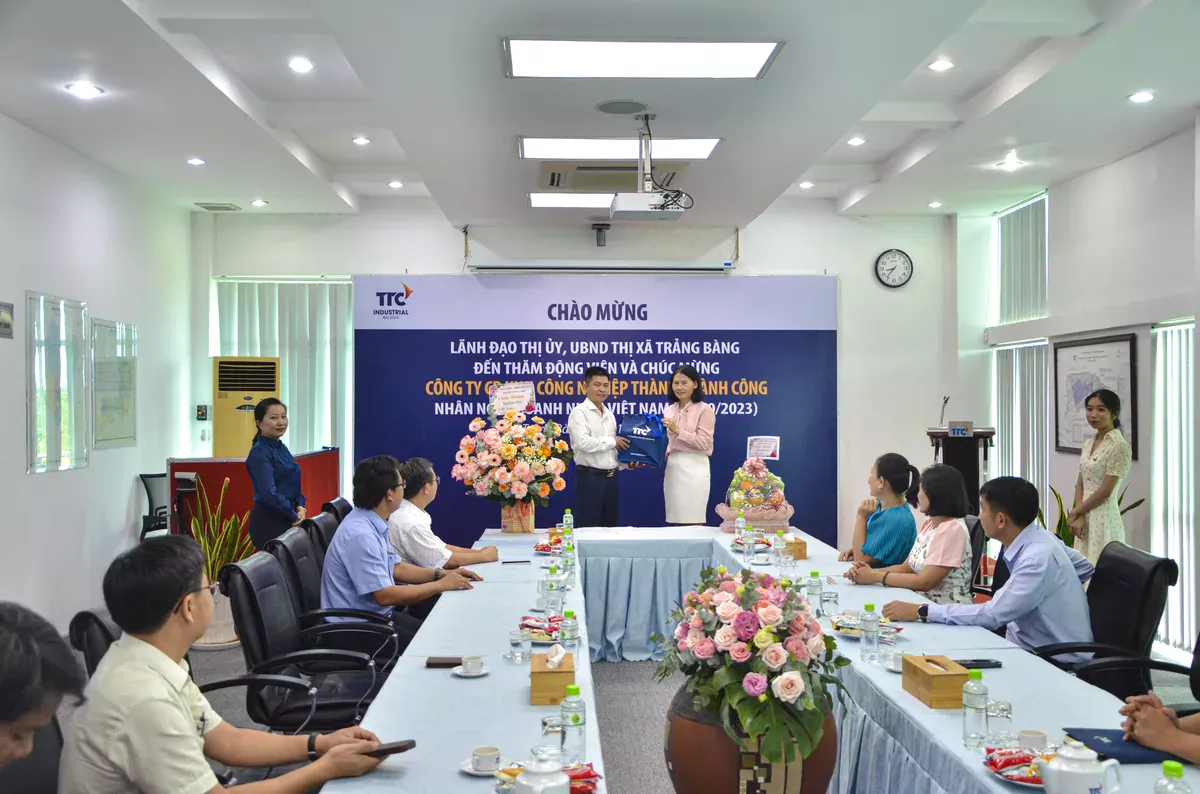 LÃNH ĐẠO THỊ XÃ TRẢNG BÀNG ĐẾN THĂM VÀ CHÚC MỪNG CÔNG TY CP KHU CÔNG NGHIỆP THÀNH THÀNH CÔNG NHÂN NGÀY DOANH NHÂN VIỆT NAM (13/10/2023) - Công Ty CP Khu Công Nghiệp Thành Thành Công (TTC IZ)