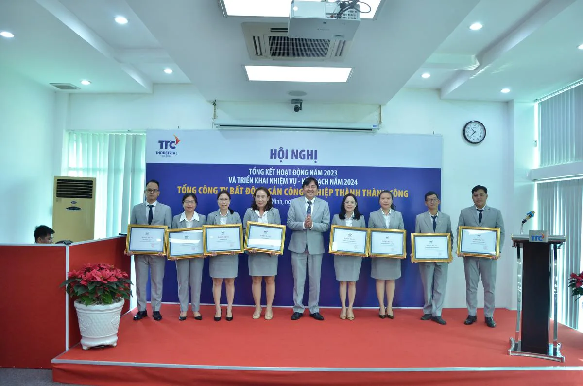 HỘI NGHỊ TỔNG KẾT TTC IR NĂM 2023 VÀ TRIỂN KHAI NHIỆM VỤ NĂM 2024 - Công Ty CP Khu Công Nghiệp Thành Thành Công (TTC IZ) HỘI NGHỊ TỔNG KẾT TTC IR NĂM 2023 VÀ TRIỂN KHAI NHIỆM VỤ NĂM 2024 - Công Ty CP Khu Công Nghiệp Thành Thành Công (TTC IZ)