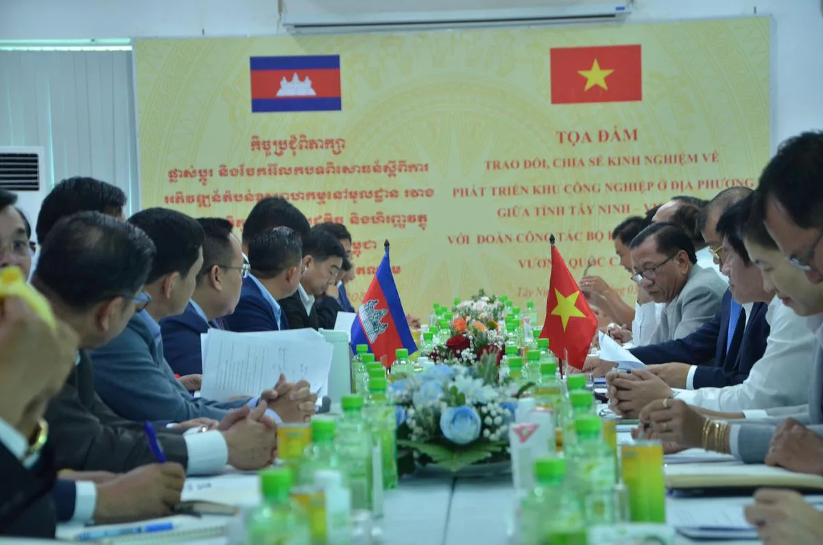 KHU CÔNG NGHIỆP THÀNH THÀNH CÔNG ĐÓN TIẾP, LÀM VIỆC VỚI BỘ KINH TẾ VÀ TÀI CHÍNH, VƯƠNG QUỐC CAMPUCHIA VÀ BAN LÃNH ĐẠO TỈNH TÂY NINH - Công Ty CP Khu Công Nghiệp Thành Thành Công (TTC IZ) KHU CÔNG NGHIỆP THÀNH THÀNH CÔNG ĐÓN TIẾP, LÀM VIỆC VỚI BỘ KINH TẾ VÀ TÀI CHÍNH, VƯƠNG QUỐC CAMPUCHIA VÀ BAN LÃNH ĐẠO TỈNH TÂY NINH - Công Ty CP Khu Công Nghiệp Thành Thành Công (TTC IZ)