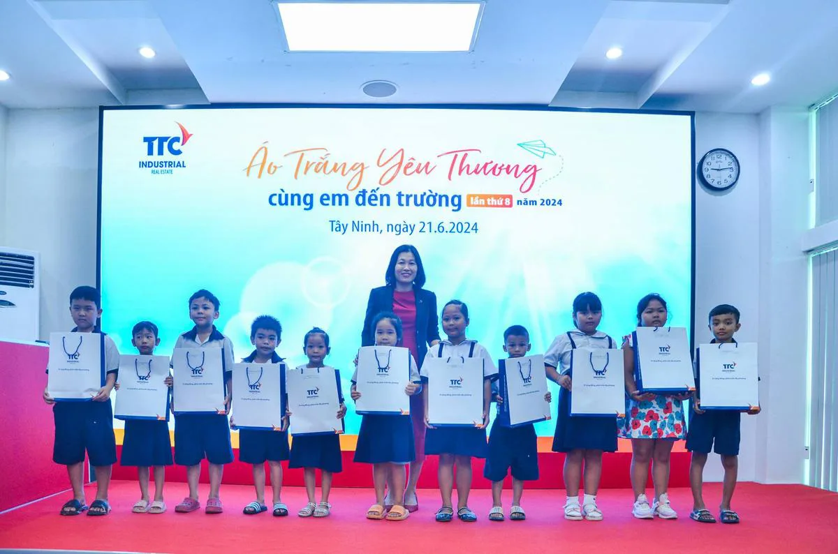 ÁO TRẮNG YÊU THƯƠNG CÙNG EM ĐẾN TRƯỜNG NĂM 2024 - Công Ty CP Khu Công Nghiệp Thành Thành Công (TTC IZ)