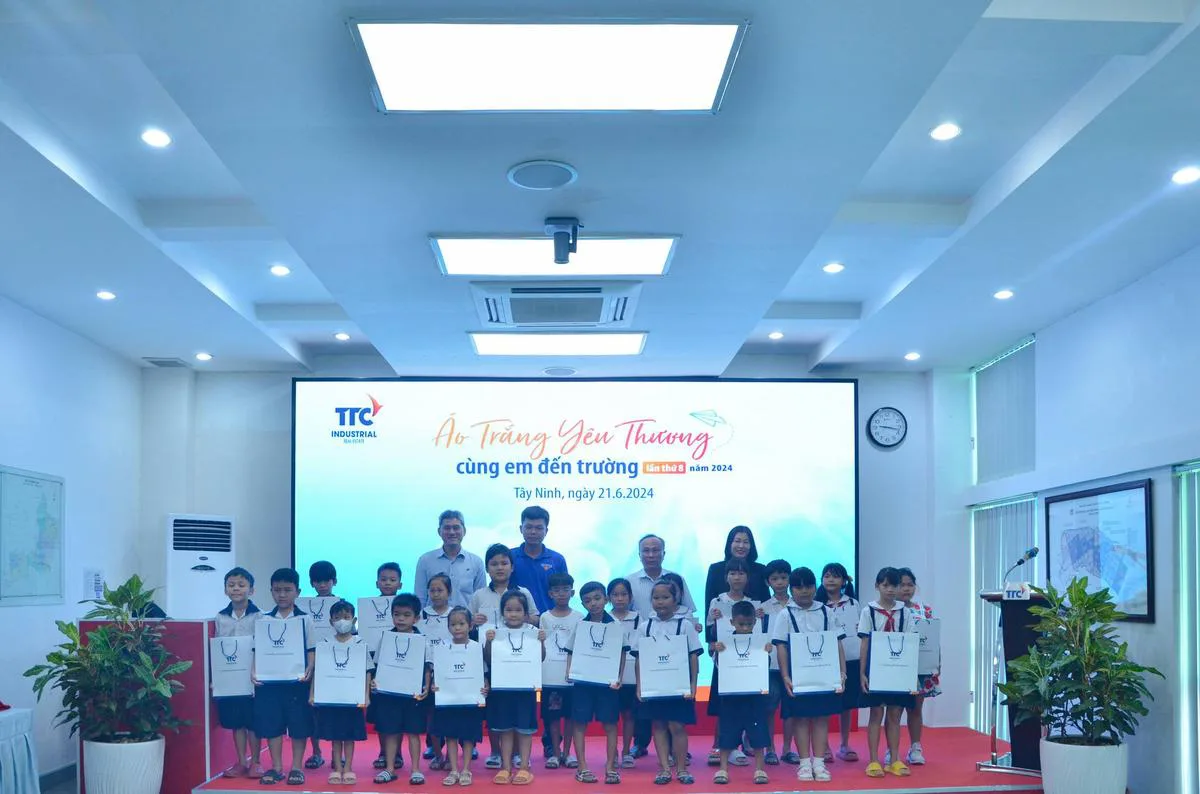 ÁO TRẮNG YÊU THƯƠNG CÙNG EM ĐẾN TRƯỜNG NĂM 2024 - Công Ty CP Khu Công Nghiệp Thành Thành Công (TTC IZ)