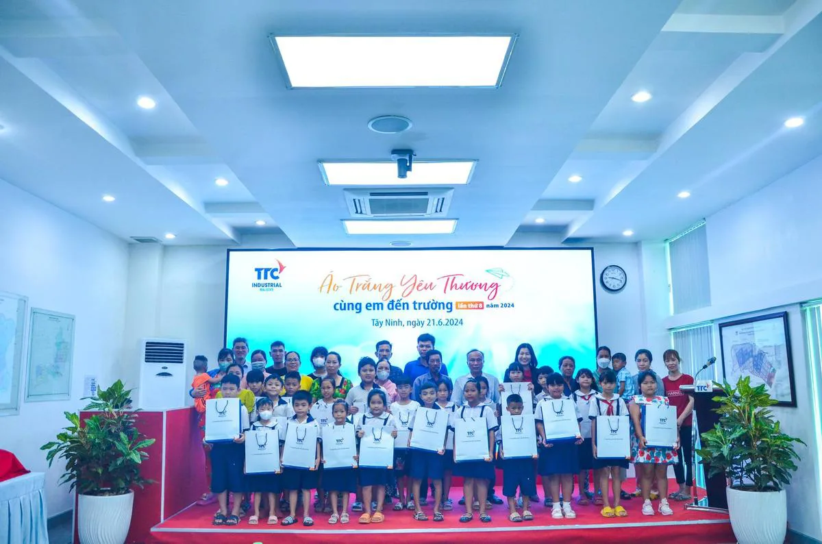 ÁO TRẮNG YÊU THƯƠNG CÙNG EM ĐẾN TRƯỜNG NĂM 2024 - Công Ty CP Khu Công Nghiệp Thành Thành Công (TTC IZ)