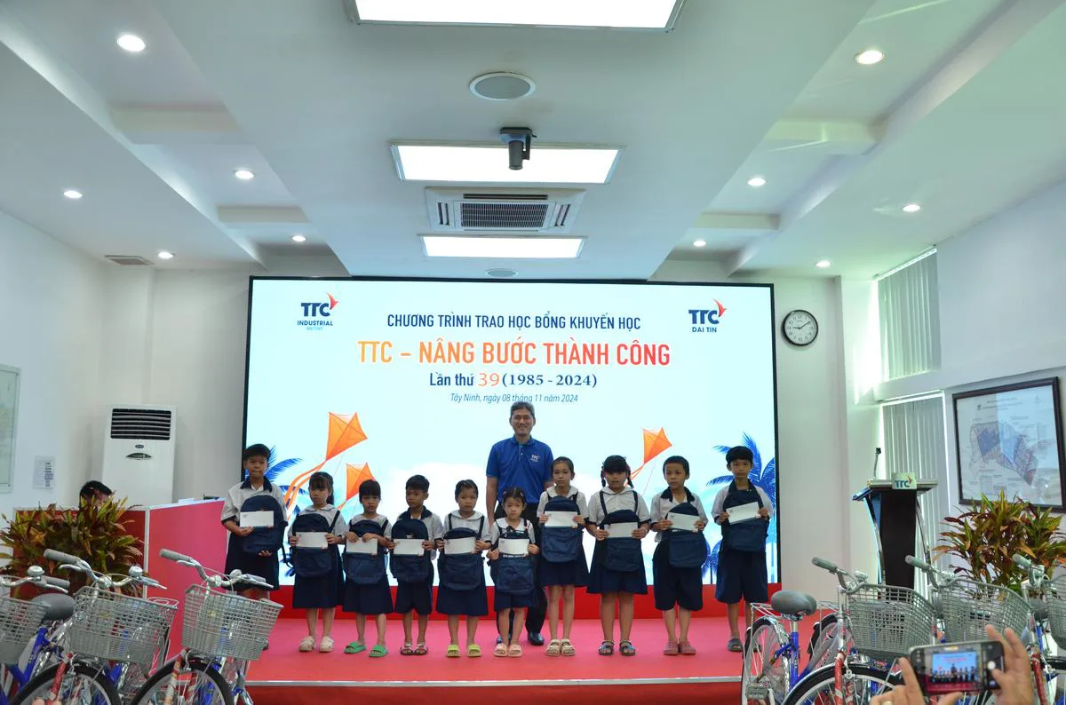 TTC IR TRAO HỌC BỔNG “TTC - NÂNG BƯỚC THÀNH CÔNG” LẦN THỨ 39 - Công Ty CP Khu Công Nghiệp Thành Thành Công (TTC IZ) TTC IR TRAO HỌC BỔNG “TTC - NÂNG BƯỚC THÀNH CÔNG” LẦN THỨ 39 - Công Ty CP Khu Công Nghiệp Thành Thành Công (TTC IZ)
