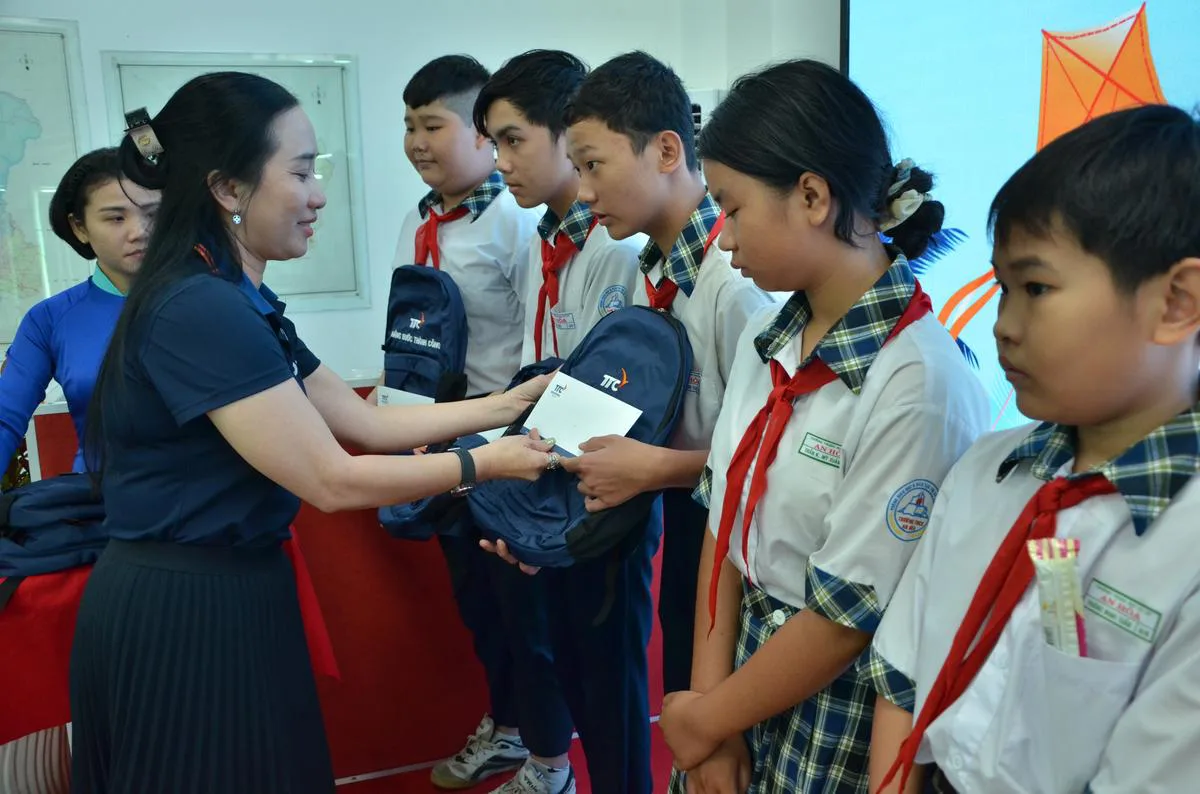 TTC IR TRAO HỌC BỔNG “TTC - NÂNG BƯỚC THÀNH CÔNG” LẦN THỨ 39 - Công Ty CP Khu Công Nghiệp Thành Thành Công (TTC IZ) TTC IR TRAO HỌC BỔNG “TTC - NÂNG BƯỚC THÀNH CÔNG” LẦN THỨ 39 - Công Ty CP Khu Công Nghiệp Thành Thành Công (TTC IZ)