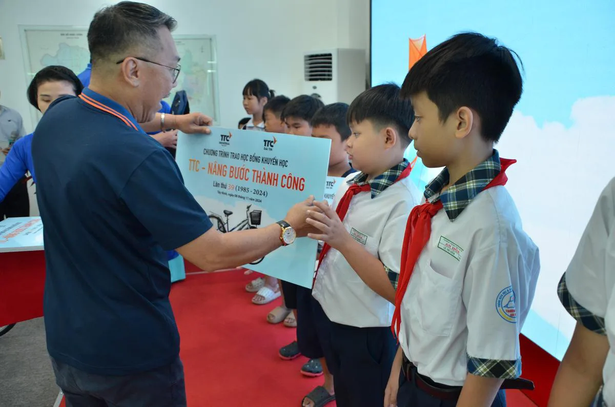 TTC IR TRAO HỌC BỔNG “TTC - NÂNG BƯỚC THÀNH CÔNG” LẦN THỨ 39 - Công Ty CP Khu Công Nghiệp Thành Thành Công (TTC IZ) TTC IR TRAO HỌC BỔNG “TTC - NÂNG BƯỚC THÀNH CÔNG” LẦN THỨ 39 - Công Ty CP Khu Công Nghiệp Thành Thành Công (TTC IZ)