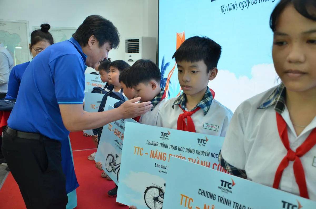 TTC IR TRAO HỌC BỔNG “TTC - NÂNG BƯỚC THÀNH CÔNG” LẦN THỨ 39 - Công Ty CP Khu Công Nghiệp Thành Thành Công (TTC IZ) TTC IR TRAO HỌC BỔNG “TTC - NÂNG BƯỚC THÀNH CÔNG” LẦN THỨ 39 - Công Ty CP Khu Công Nghiệp Thành Thành Công (TTC IZ)