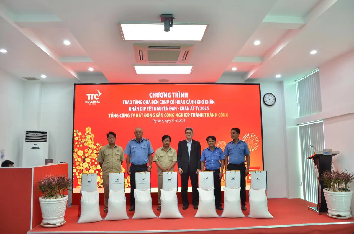 TTC IR TRAO TẶNG HƠN 200 PHẦN QUÀ TẾT CHO CÁC GIA ĐÌNH CÓ HOÀN CẢNH KHÓ KHĂN - Công Ty CP Khu Công Nghiệp Thành Thành Công (TTC IZ) TTC IR TRAO TẶNG HƠN 200 PHẦN QUÀ TẾT CHO CÁC GIA ĐÌNH CÓ HOÀN CẢNH KHÓ KHĂN - Công Ty CP Khu Công Nghiệp Thành Thành Công (TTC IZ)