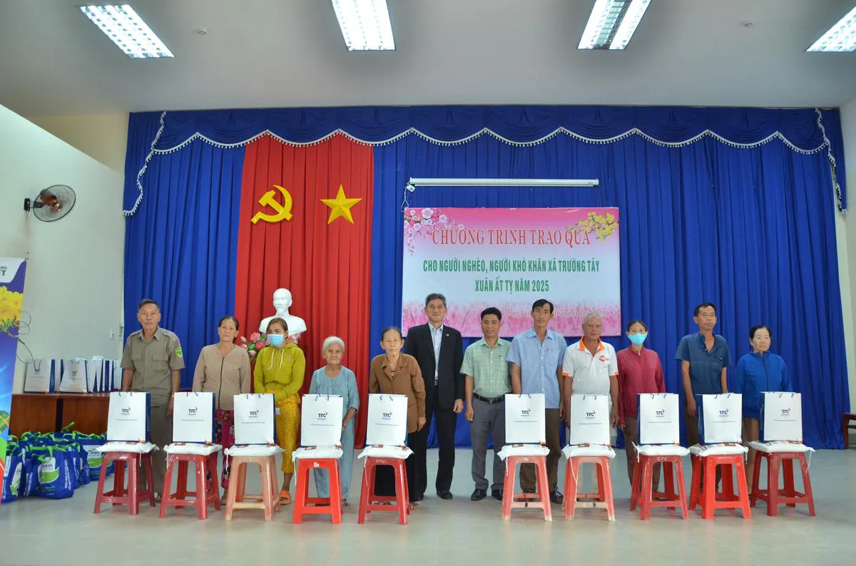 TTC IR TRAO TẶNG HƠN 200 PHẦN QUÀ TẾT CHO CÁC GIA ĐÌNH CÓ HOÀN CẢNH KHÓ KHĂN - Công Ty CP Khu Công Nghiệp Thành Thành Công (TTC IZ) TTC IR TRAO TẶNG HƠN 200 PHẦN QUÀ TẾT CHO CÁC GIA ĐÌNH CÓ HOÀN CẢNH KHÓ KHĂN - Công Ty CP Khu Công Nghiệp Thành Thành Công (TTC IZ)