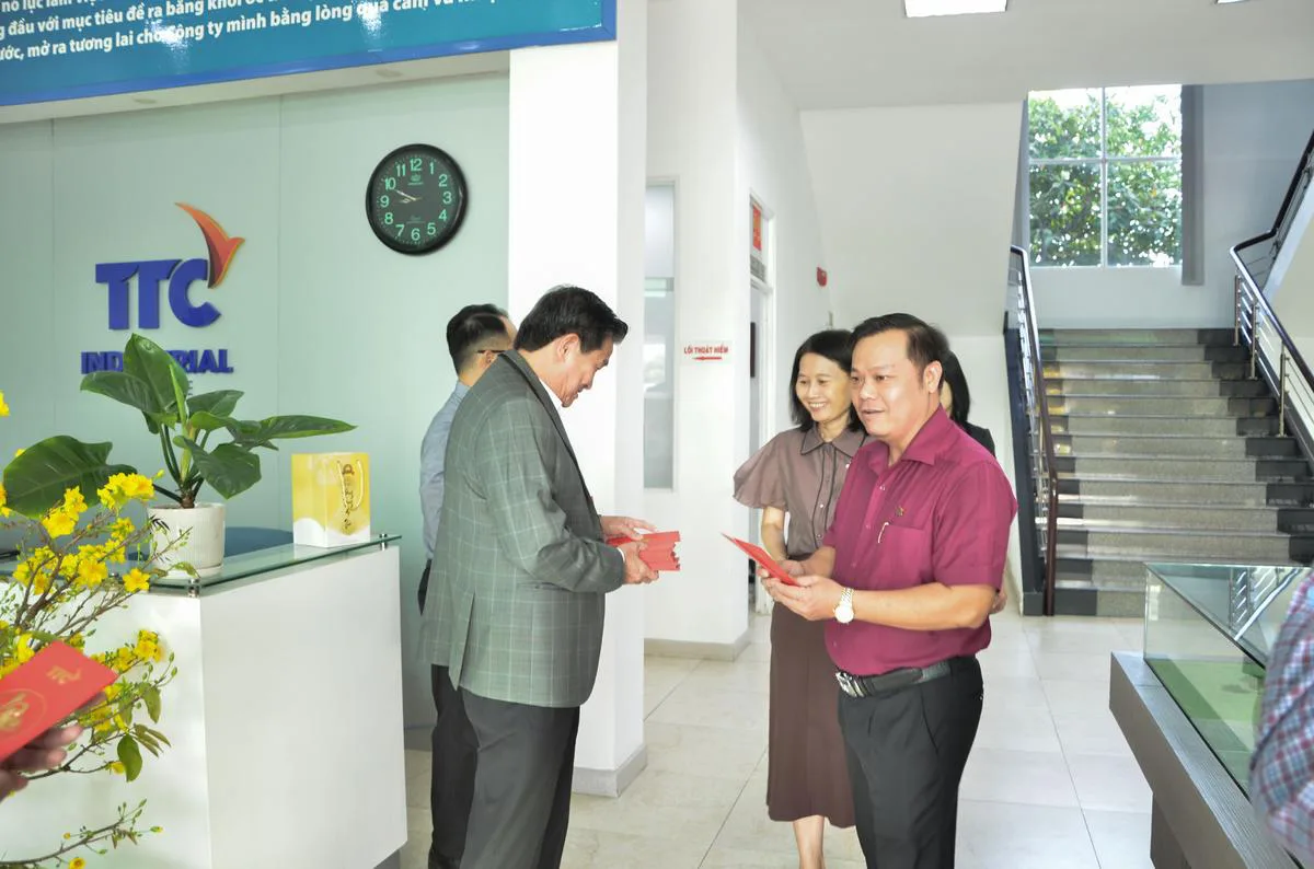 Khởi đầu năm mới hanh thông, TTC IR đón lộc Ất Tỵ từ Ông Chủ tịch Tập đoàn TTC - Công Ty CP Khu Công Nghiệp Thành Thành Công (TTC IZ) Khởi đầu năm mới hanh thông, TTC IR đón lộc Ất Tỵ từ Ông Chủ tịch Tập đoàn TTC - Công Ty CP Khu Công Nghiệp Thành Thành Công (TTC IZ)