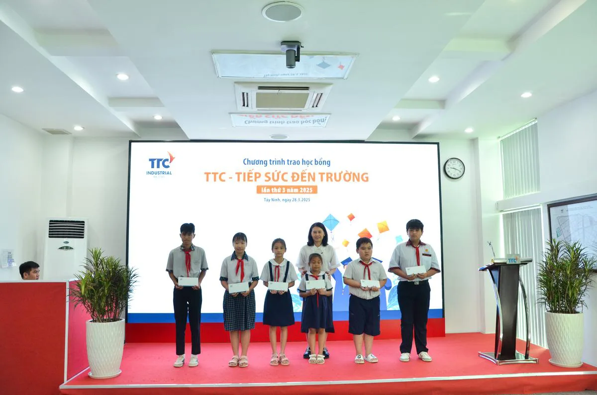 TTC IZ Trao học bổng TTC - TIẾP SỨC ĐẾN TRƯỜNG LẦN 3 NĂM 2025 - Công Ty CP Khu Công Nghiệp Thành Thành Công (TTC IZ)