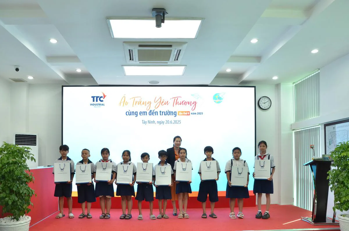 TTC IZ tổ chức chương trình "áo trắng yêu thương cùng em đến trường 2025" tại Khu công nghiệp Thành Thành Công, Tây Ninh - Công Ty CP Khu Công Nghiệp Thành Thành Công (TTC IZ) TTC IZ tổ chức chương trình "áo trắng yêu thương cùng em đến trường 2025" tại Khu công nghiệp Thành Thành Công, Tây Ninh - Công Ty CP Khu Công Nghiệp Thành Thành Công (TTC IZ)