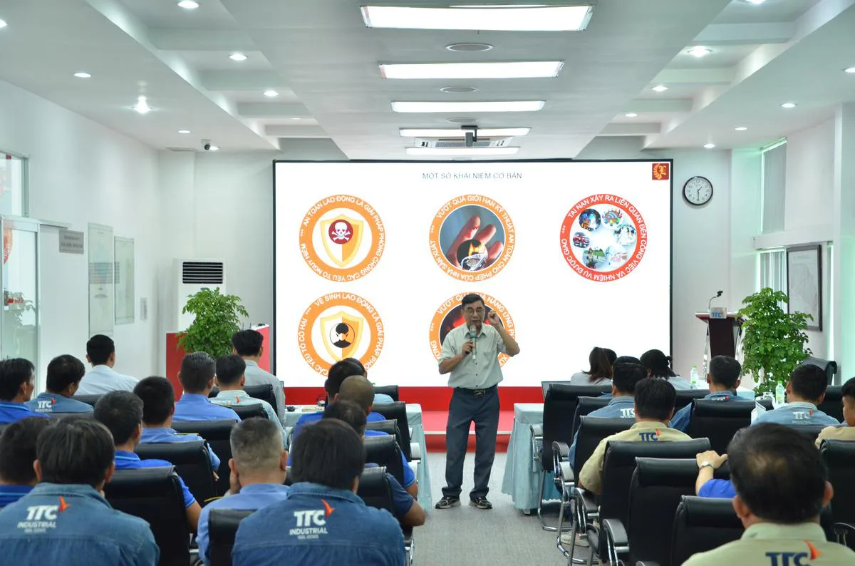 TTC IZ trang bị kỹ năng sơ cấp cứu và an toàn lao động, xây dựng môi trường làm việc an toàn - Công Ty CP Khu Công Nghiệp Thành Thành Công (TTC IZ)