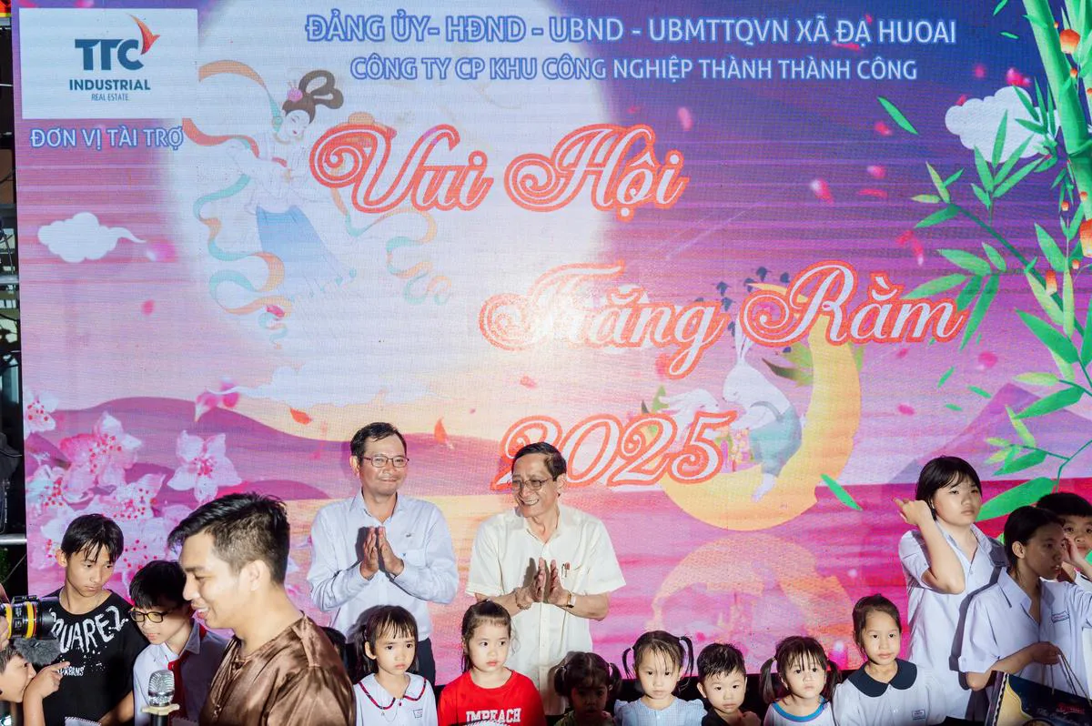 TTC IZ thắp sáng "Đêm Hội Trăng Rằm", gieo mầm yêu thương - Công Ty CP Khu Công Nghiệp Thành Thành Công (TTC IZ) TTC IZ thắp sáng "Đêm Hội Trăng Rằm", gieo mầm yêu thương - Công Ty CP Khu Công Nghiệp Thành Thành Công (TTC IZ)