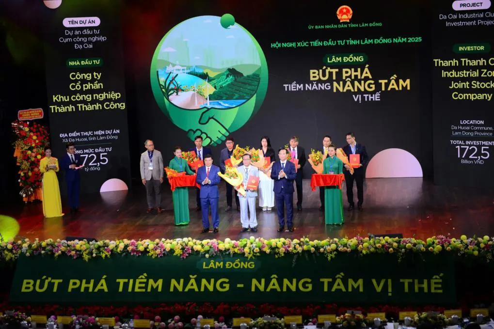TTC IZ ĐÓN NHẬN CHỨNG NHẬN ĐẦU TƯ DỰ ÁN CỤM CÔNG NGHIỆP ĐẠ OAI TẠI HỘI NGHỊ XÚC TIẾN ĐẦU TƯ TỈNH LÂM ĐỒNG 2025