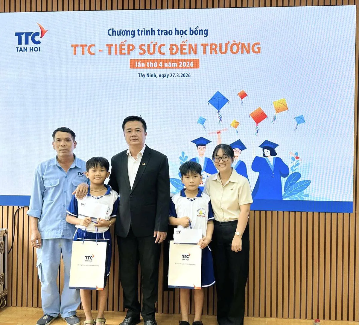 TTC IZ tiếp tục hành trình “Tiếp sức đến trường” lần 4 năm 2026 - Công Ty CP Khu Công Nghiệp Thành Thành Công (TTC IZ)