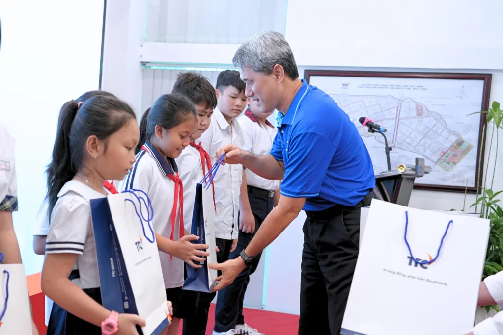 “Áo trắng yêu thương – Cùng em đến trường” năm 2026 - Hành trình 10 năm lan tỏa giá trị cộng đồng - Công Ty CP Khu Công Nghiệp Thành Thành Công (TTC IZ)