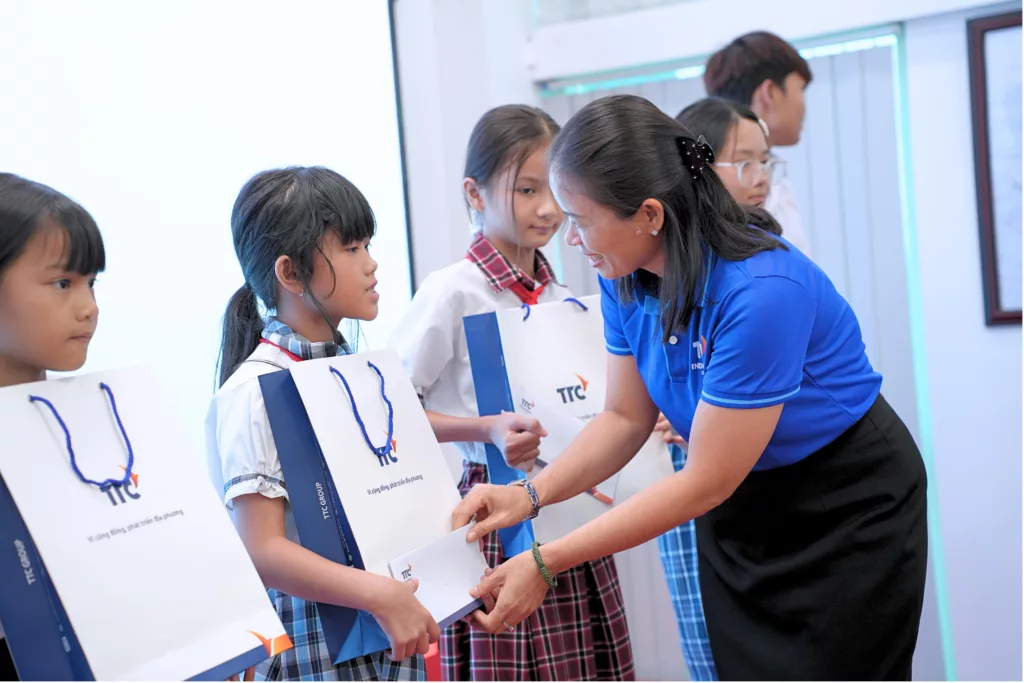 “Áo trắng yêu thương – Cùng em đến trường” năm 2026 - Hành trình 10 năm lan tỏa giá trị cộng đồng - Công Ty CP Khu Công Nghiệp Thành Thành Công (TTC IZ)